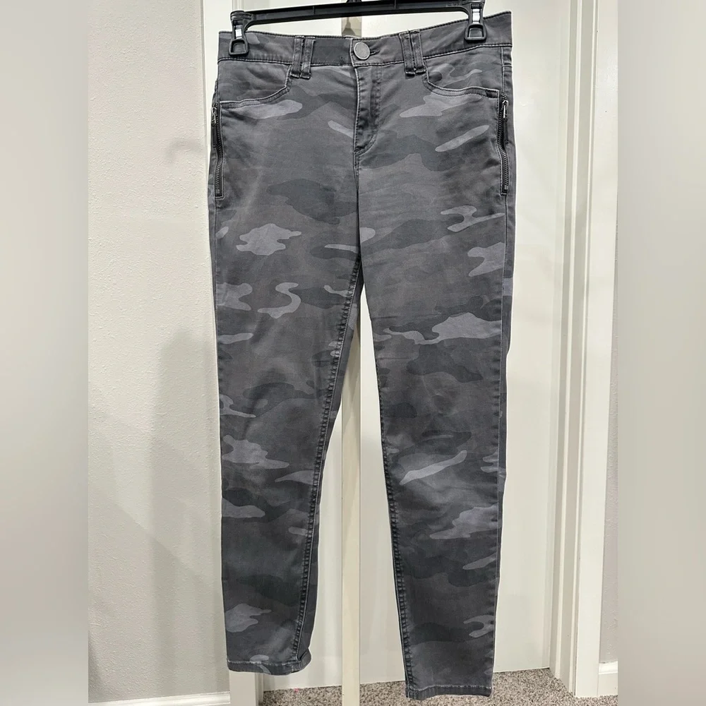 Democracy Ab Technology Gray Camo Skinny Jeans Size 8 | Zip Detail Stretch Denim